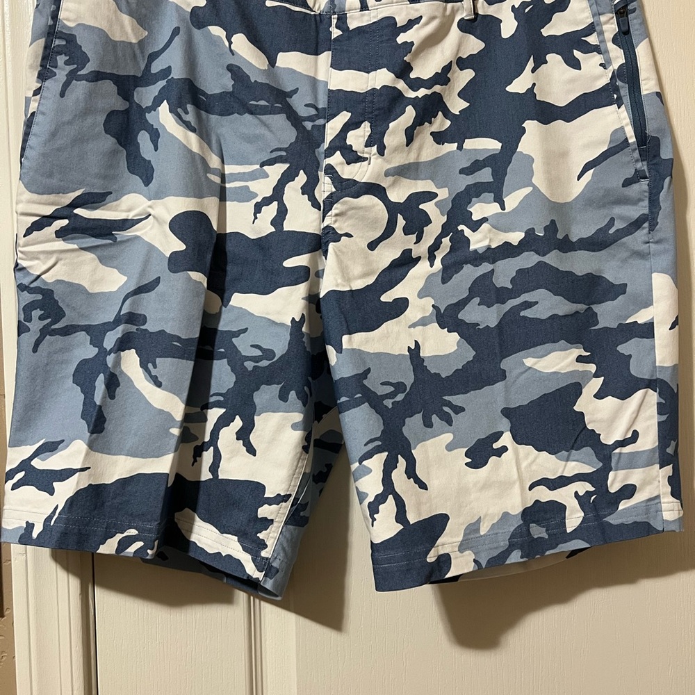 Nike men’s size 38 Golf Dri-Fit Modern Fit Camo Shorts.